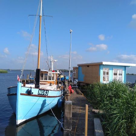 Waterhuisjes Op De Pier Van Lauwersmeerplezier! Lauwersoog Kültér fotó