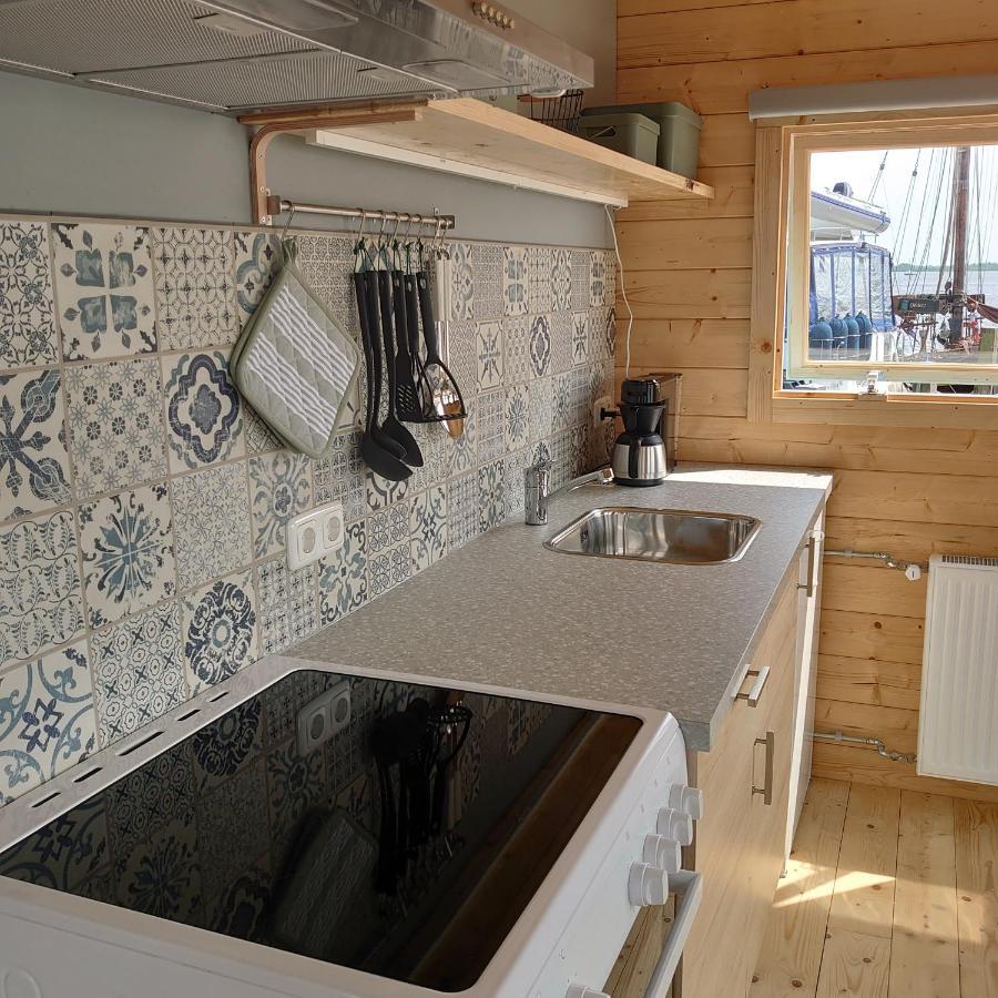 Waterhuisjes Op De Pier Van Lauwersmeerplezier! Lauwersoog Kültér fotó